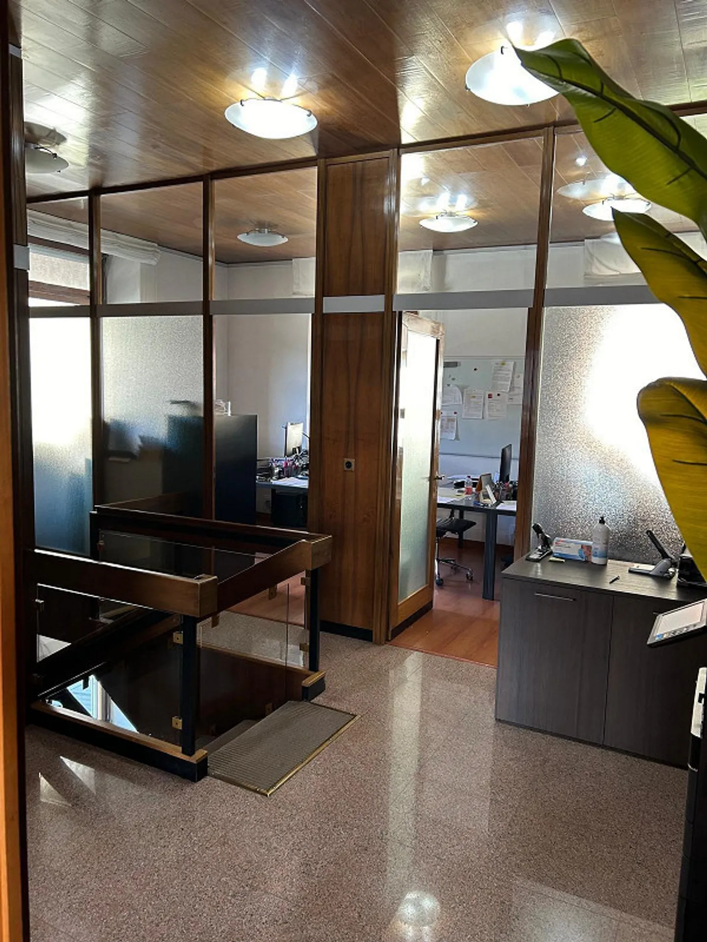 ELEGANTI UFFICI ARREDATI CON POSTEGGI INCLUSI A MENDRISIO - Foto 10 di 12