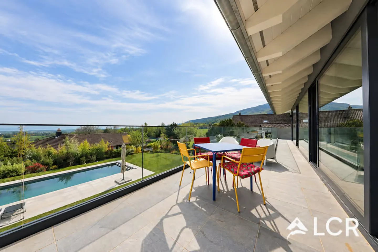 Maison d'architecte avec vue sur le lac - Photo 2 sur 12