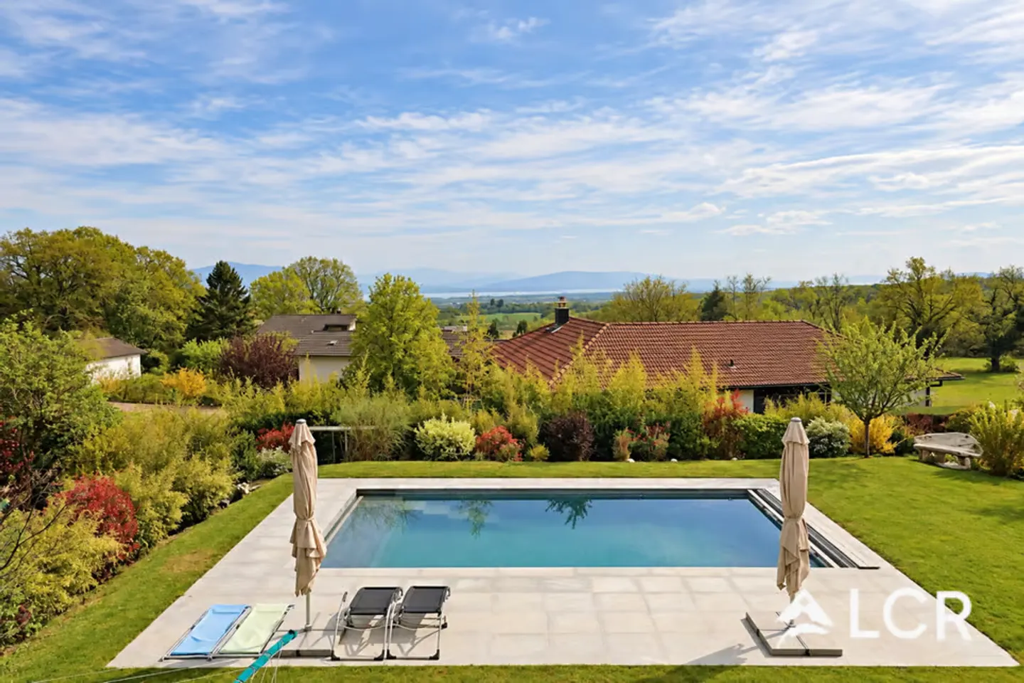 Maison d'architecte avec vue sur le lac - Photo 3 sur 12