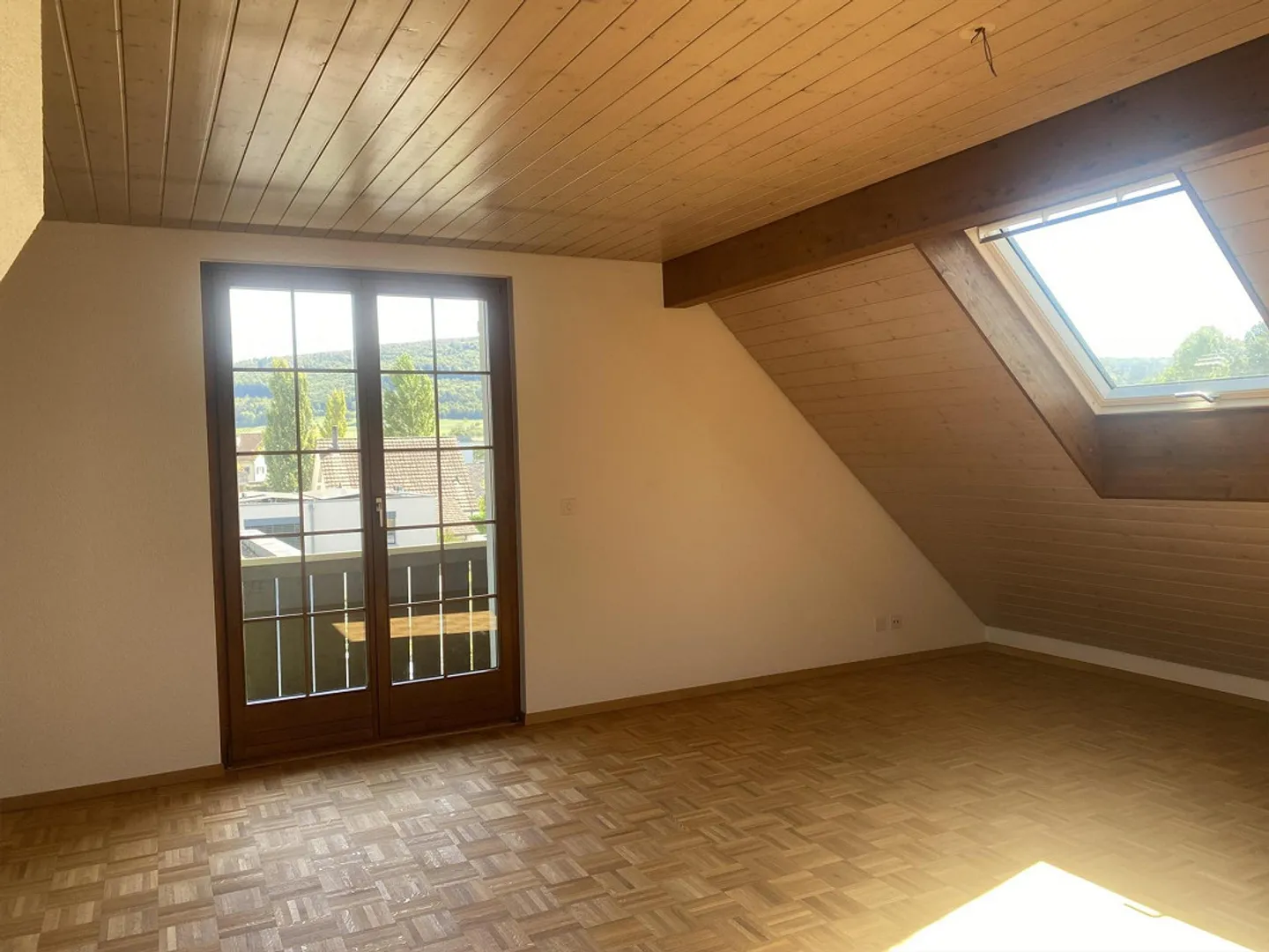 Bright 3.5-room attic apartment with balcony and panoramic view - Photo 2 of 12