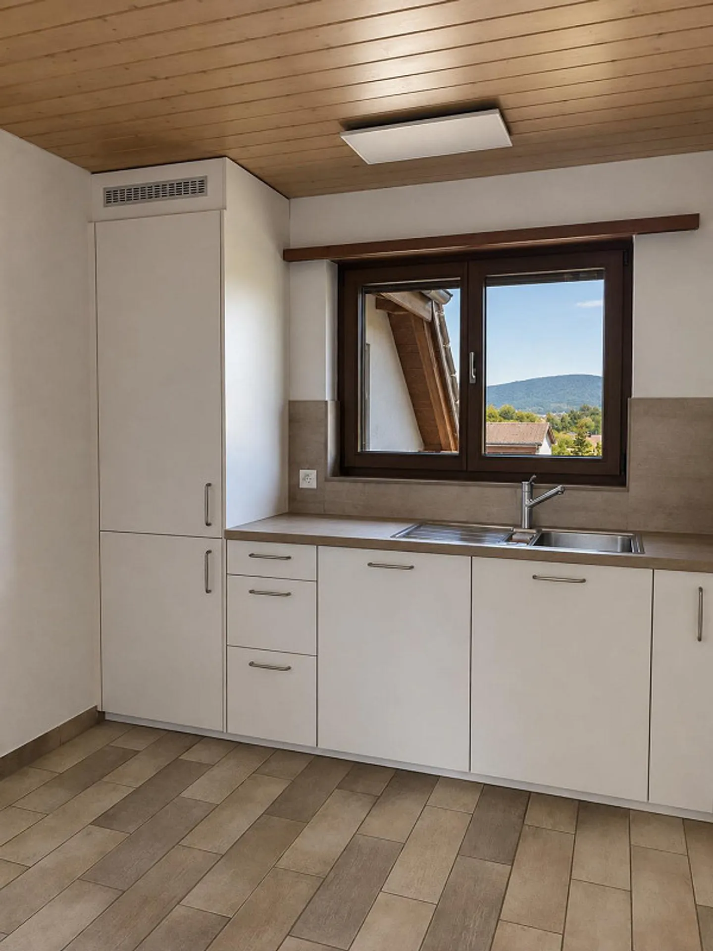 Bright 3.5-room attic apartment with balcony and panoramic view - Photo 3 of 12