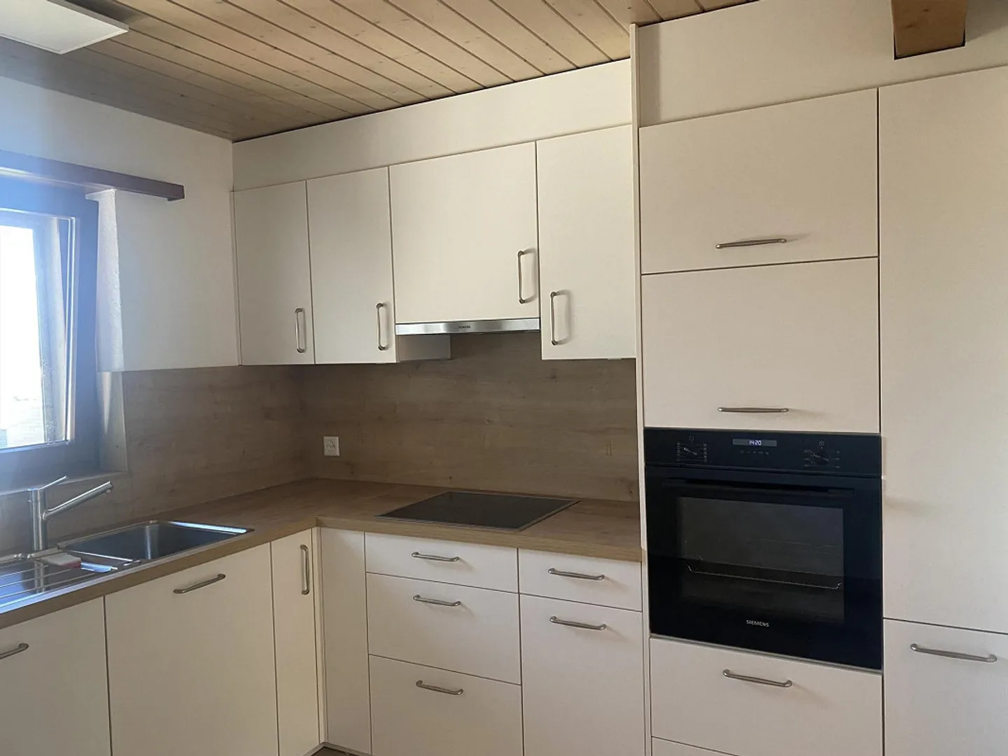 Bright 3.5-room attic apartment with balcony and panoramic view - Photo 4 of 12