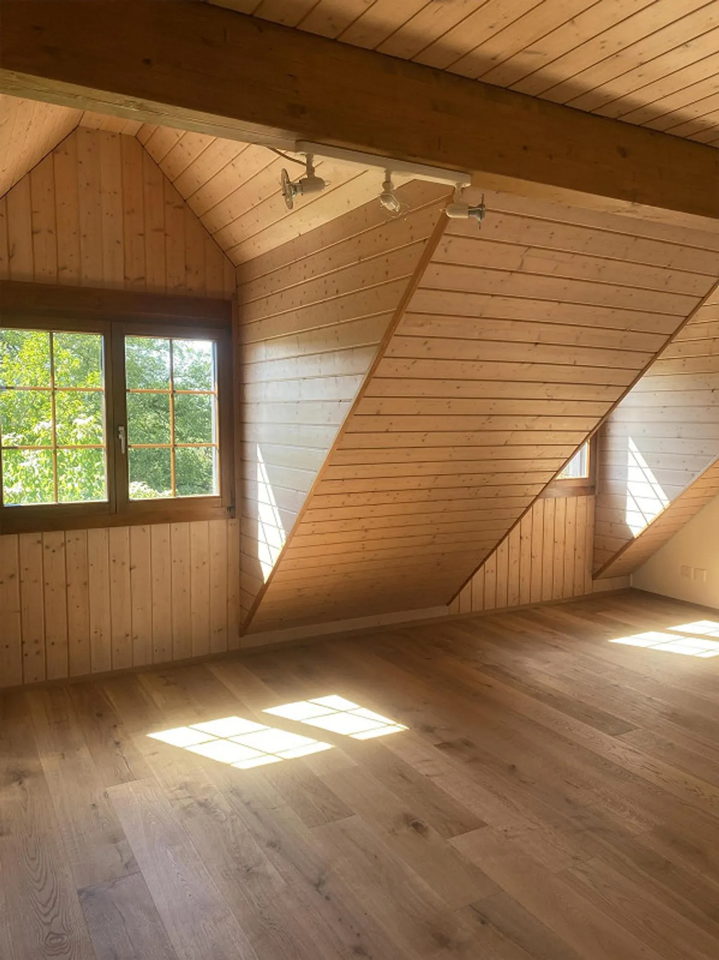 Bright 3.5-room attic apartment with balcony and panoramic view - Photo 5 of 12