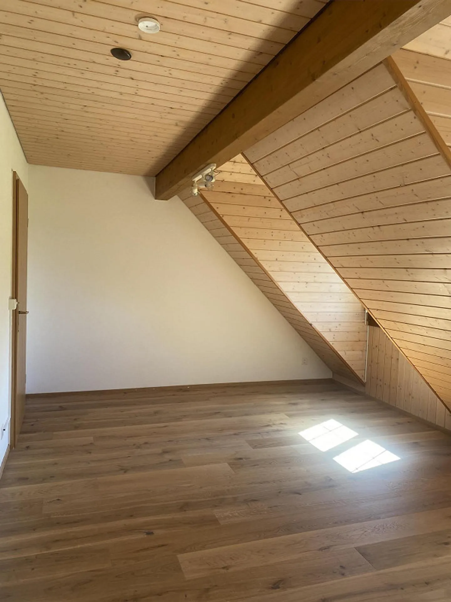 Bright 3.5-room attic apartment with balcony and panoramic view - Photo 6 of 12