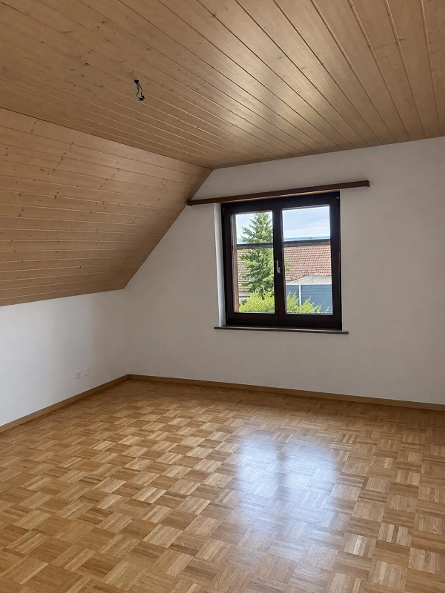 Bright 3.5-room attic apartment with balcony and panoramic view - Photo 9 of 12