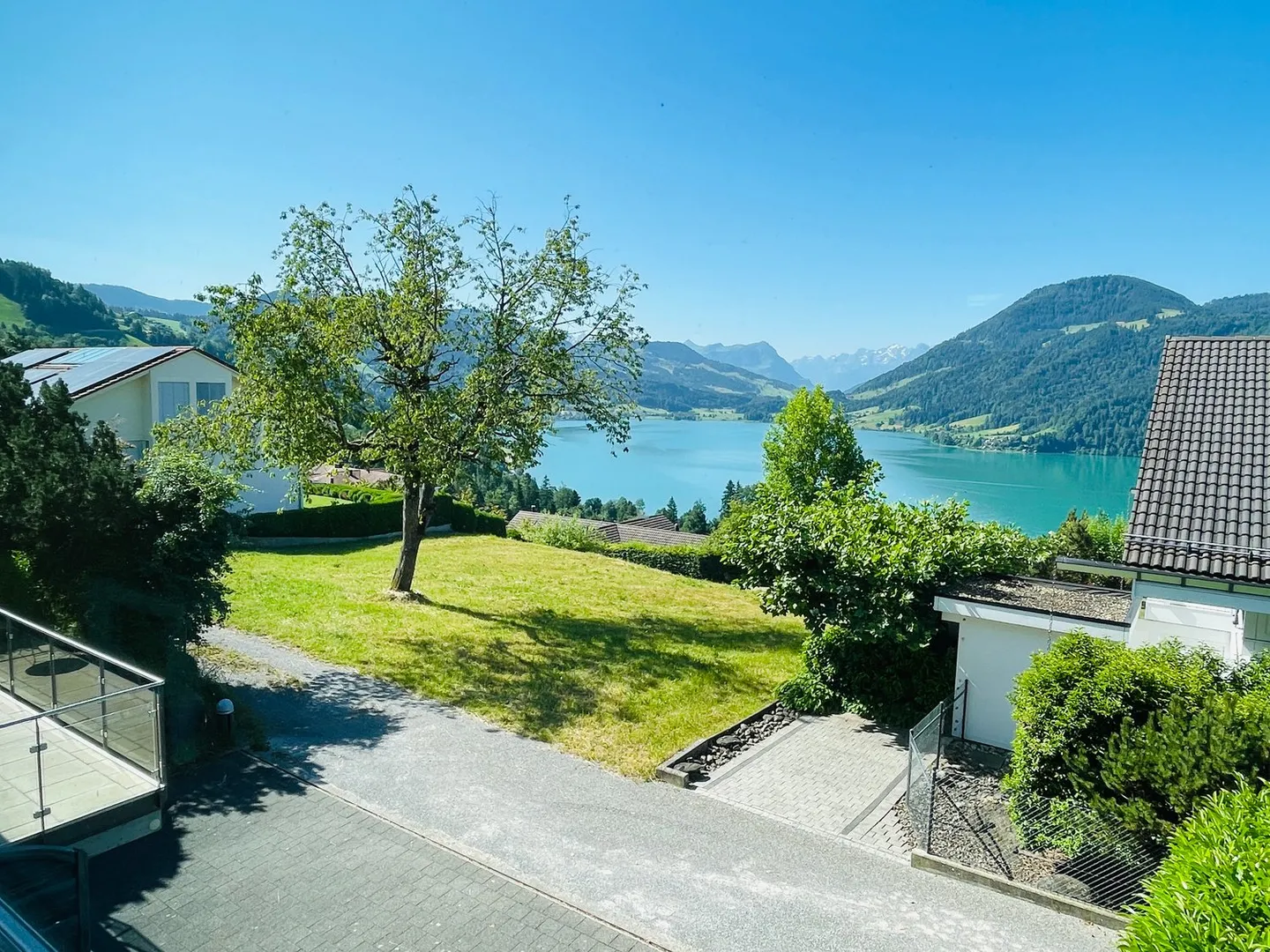 Appartement moderne et meublé de 3 1/2 pièces avec vue fantastique sur le lac à Oberägeri - Photo 1 sur 13