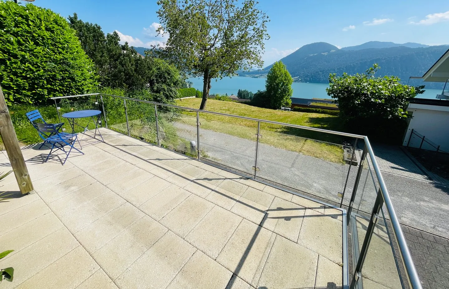 Appartement moderne et meublé de 3 1/2 pièces avec vue fantastique sur le lac à Oberägeri - Photo 2 sur 13
