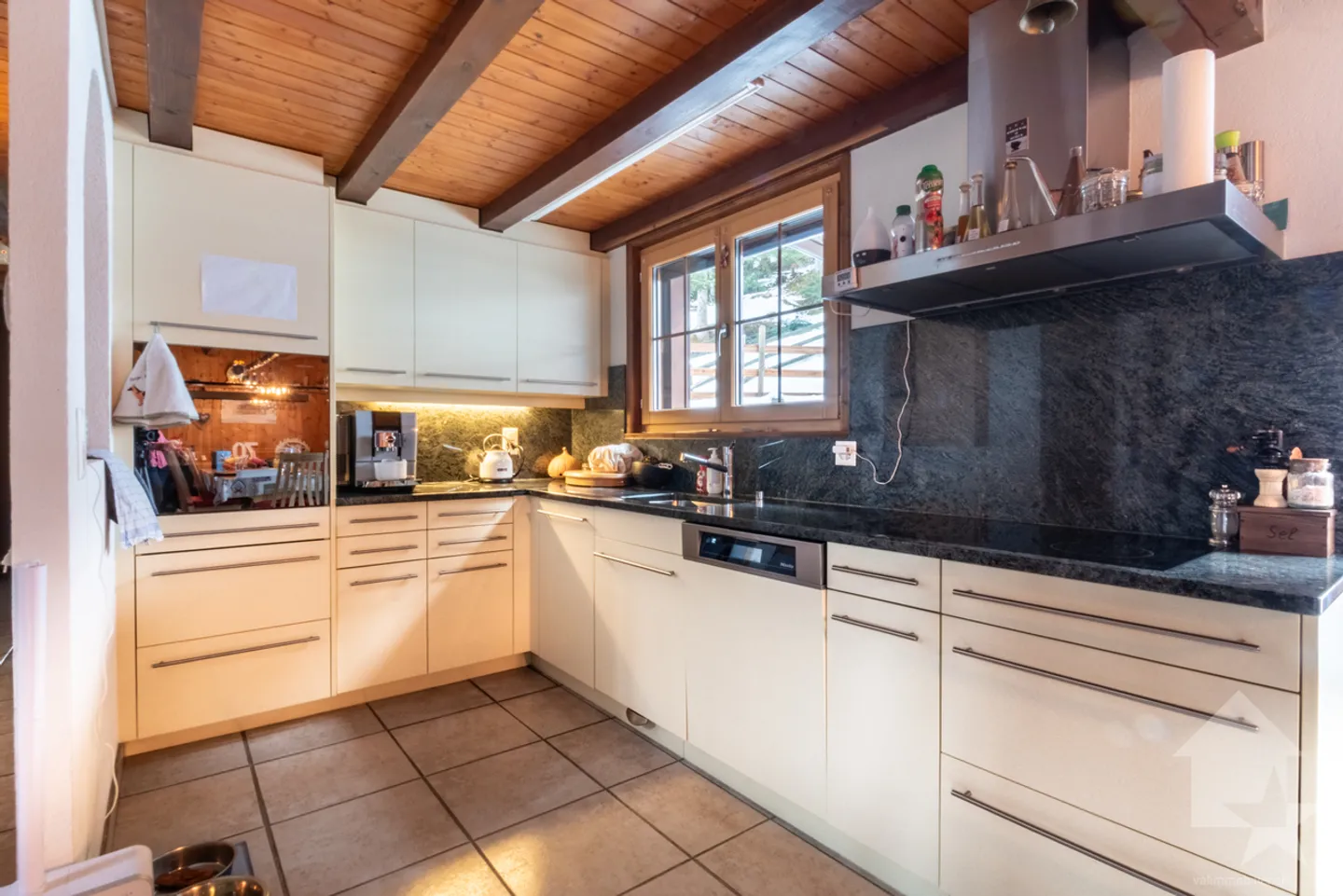 Chalet familial avec 8,5 pièces modernisé et parfaitement entretenu - Photo 3 sur 13