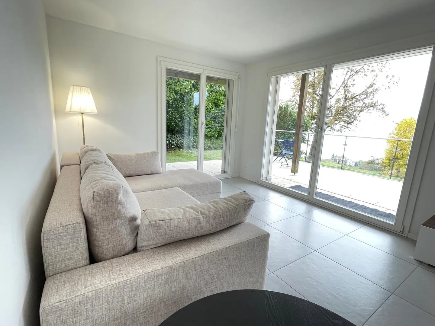 Appartement moderne et meublé de 3 1/2 pièces avec vue fantastique sur le lac à Oberägeri - Photo 3 sur 13