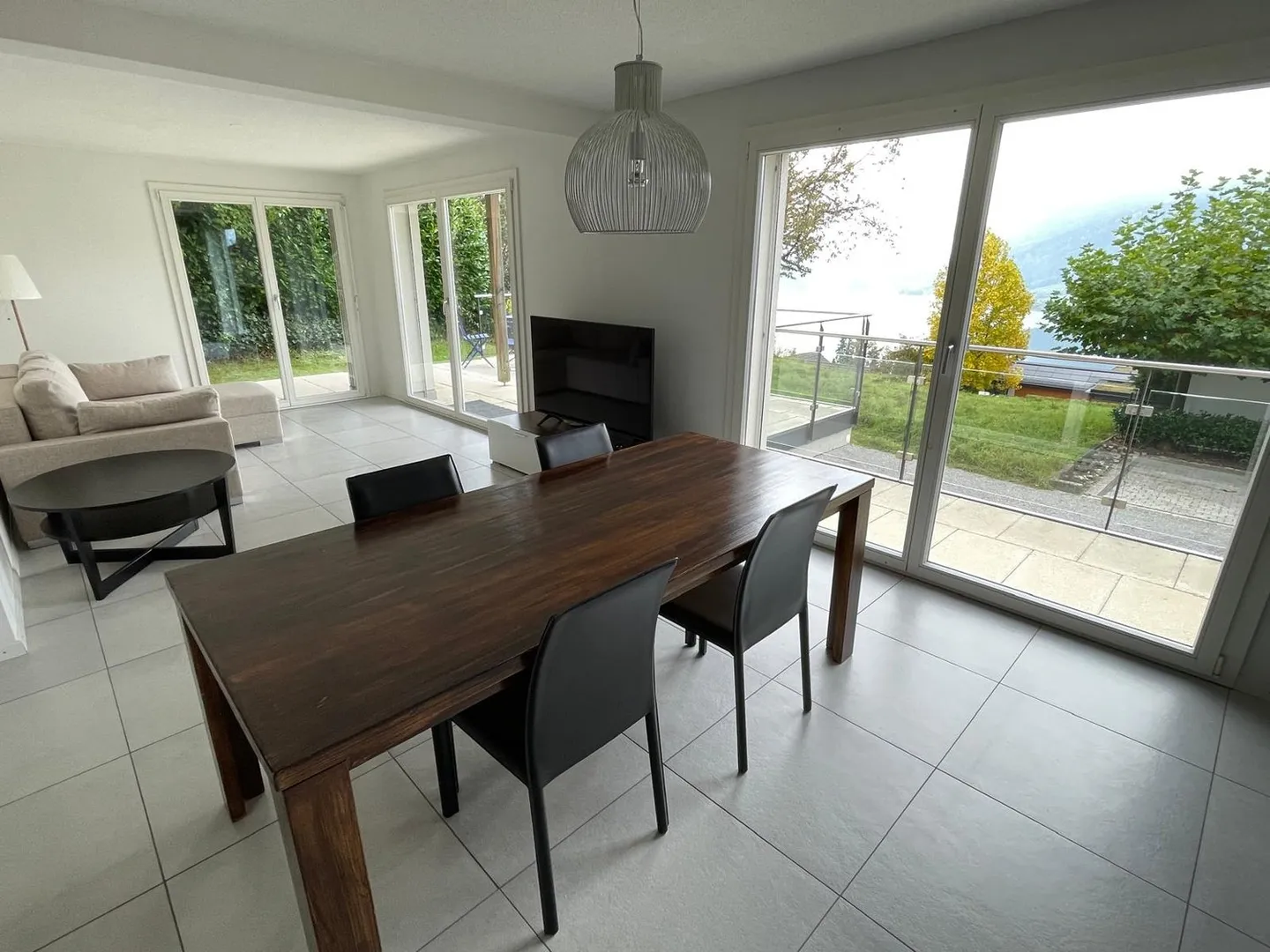 Appartement moderne et meublé de 3 1/2 pièces avec vue fantastique sur le lac à Oberägeri - Photo 4 sur 13
