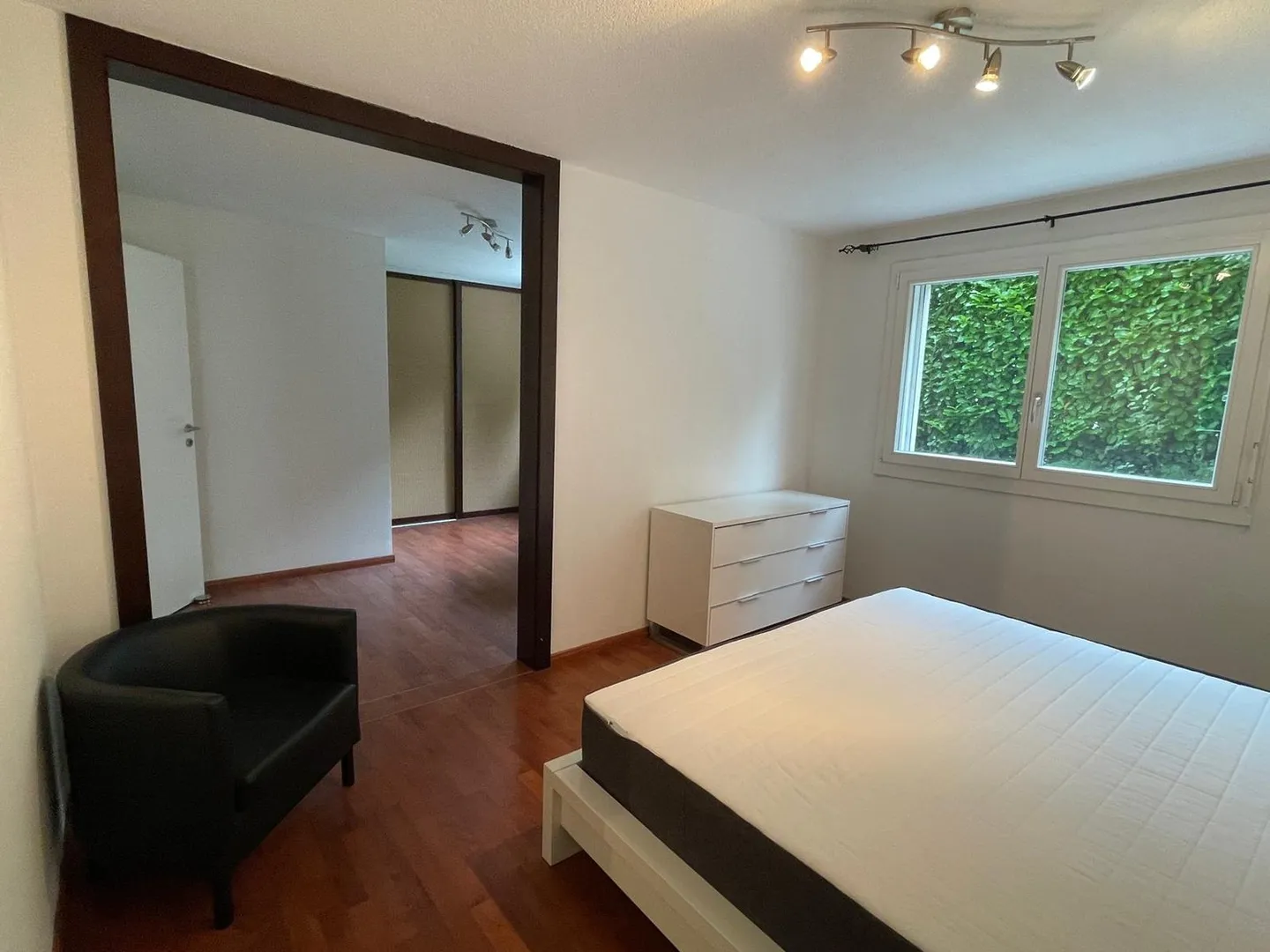 Appartement moderne et meublé de 3 1/2 pièces avec vue fantastique sur le lac à Oberägeri - Photo 8 sur 13