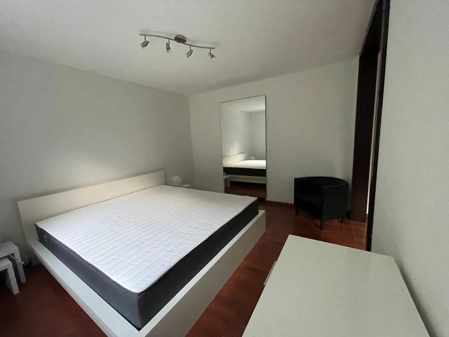 Appartement moderne et meublé de 3 1/2 pièces avec vue fantastique sur le lac à Oberägeri - Photo 9 sur 13