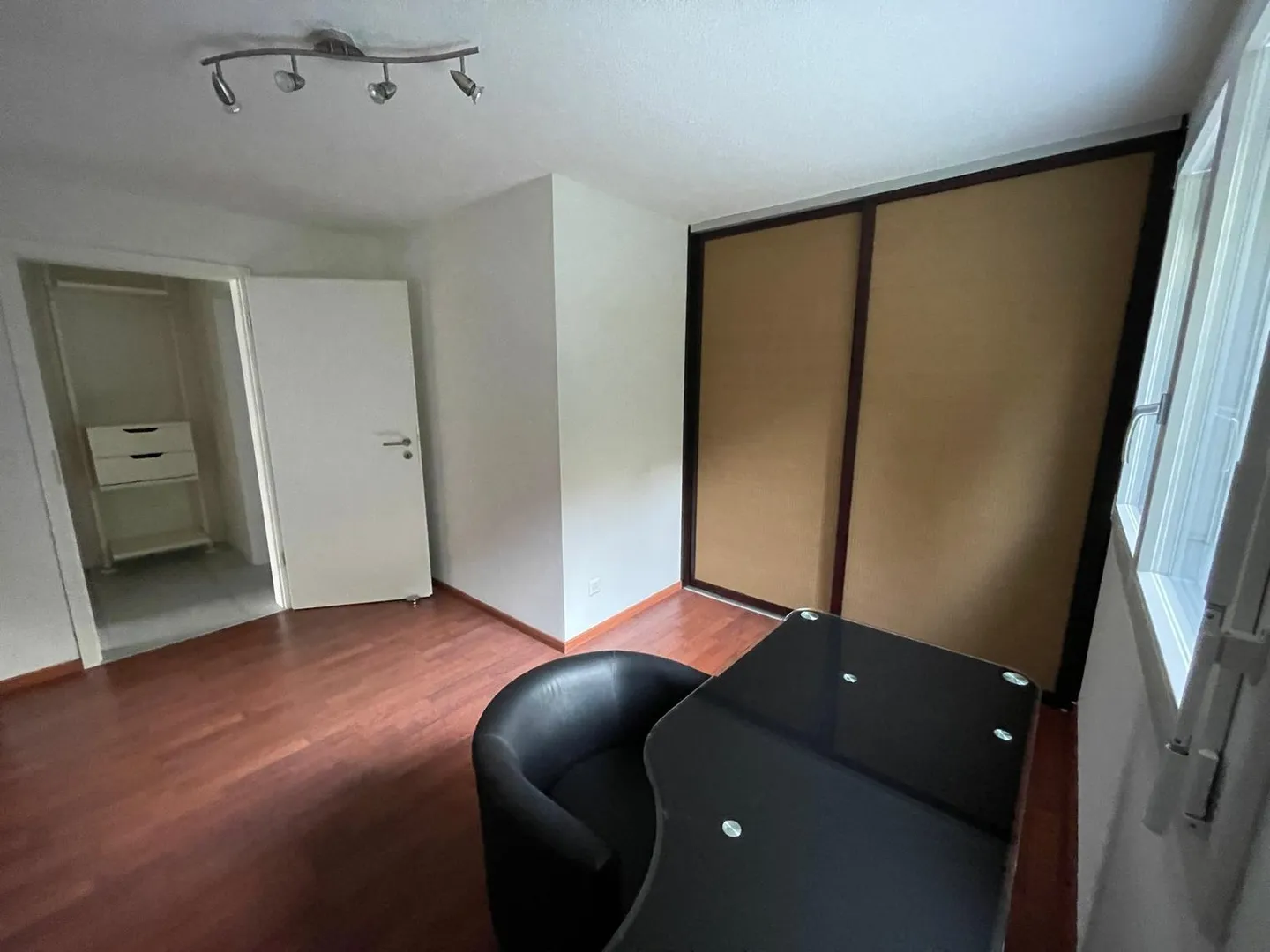 Appartement moderne et meublé de 3 1/2 pièces avec vue fantastique sur le lac à Oberägeri - Photo 10 sur 13