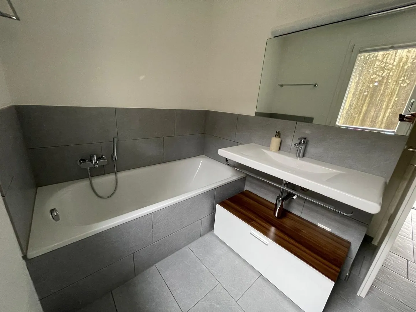 Appartement moderne et meublé de 3 1/2 pièces avec vue fantastique sur le lac à Oberägeri - Photo 11 sur 13