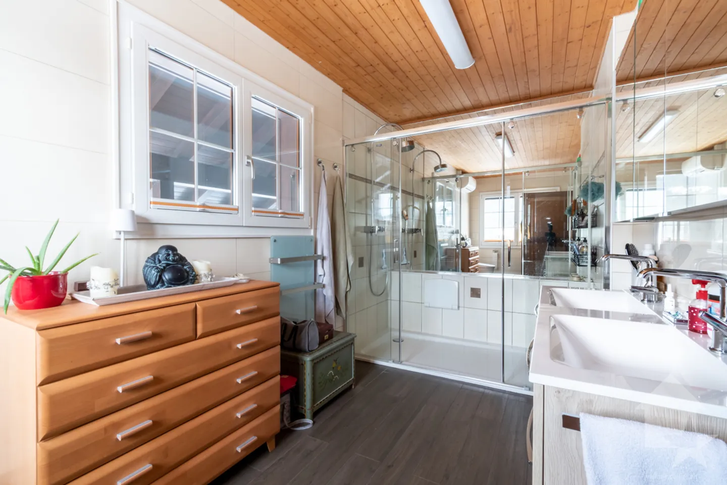 Chalet familial avec 8,5 pièces modernisé et parfaitement entretenu - Photo 7 sur 13