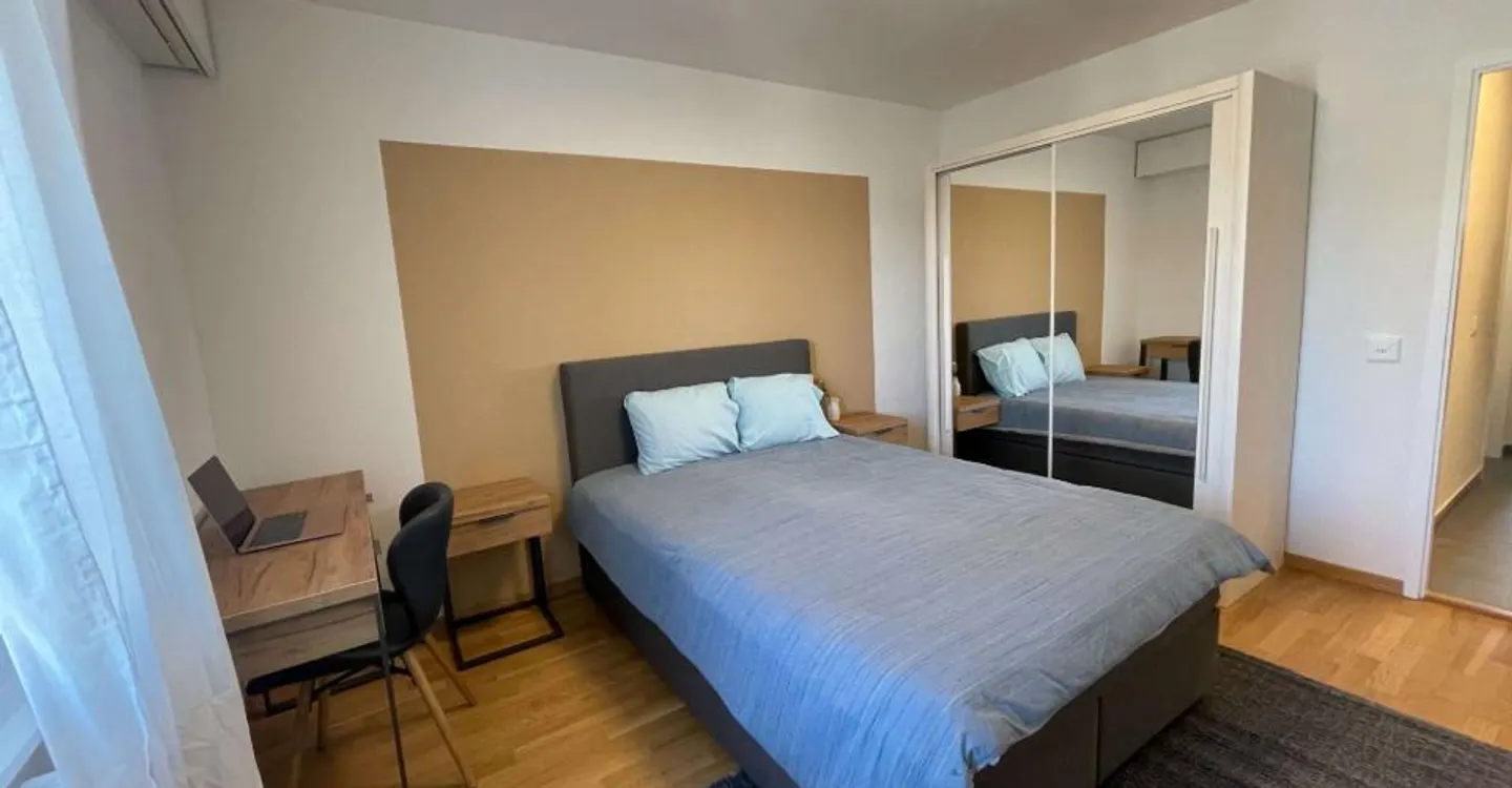 Furnished room in modernised apartment in a top location - Photo 1 of 19