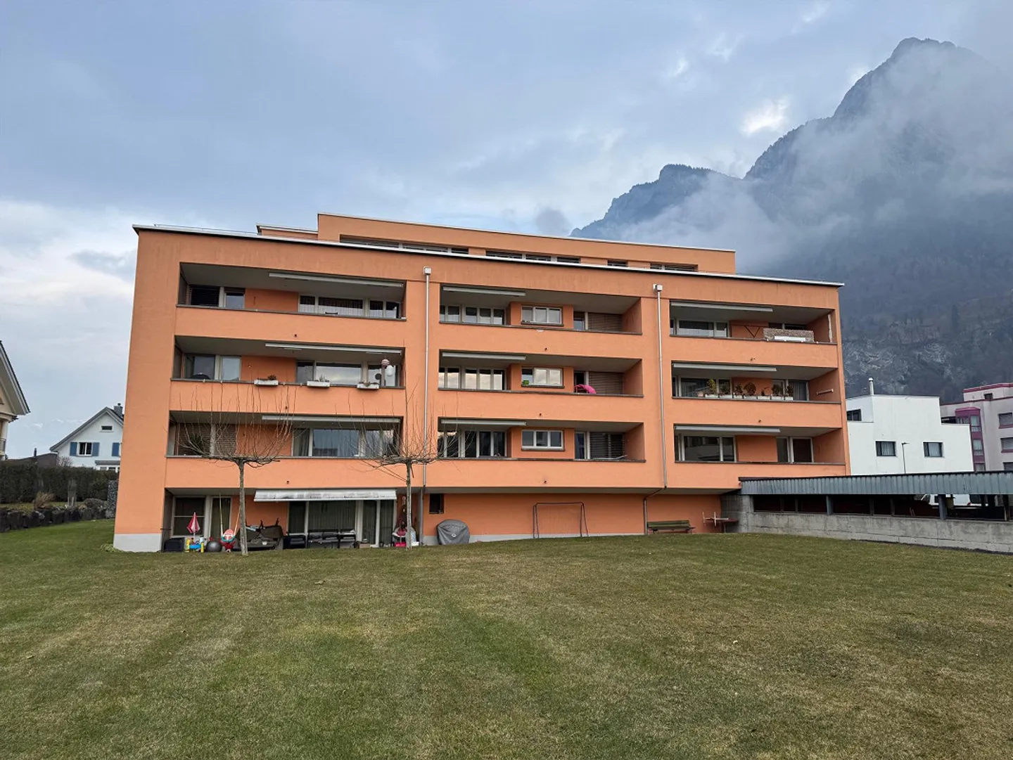 Belle appartement rénové de 4,5 pièces dans un emplacement ensoleillé - Photo 1 sur 12