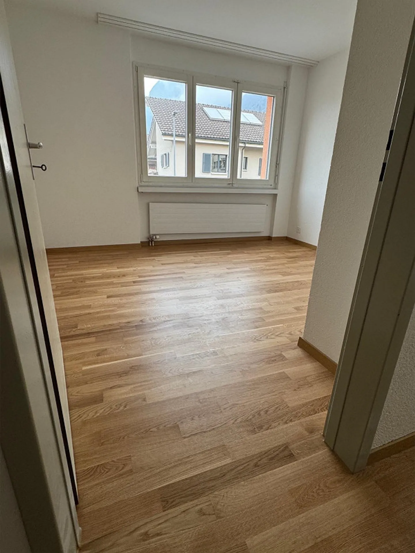 Belle appartement rénové de 4,5 pièces dans un emplacement ensoleillé - Photo 2 sur 12