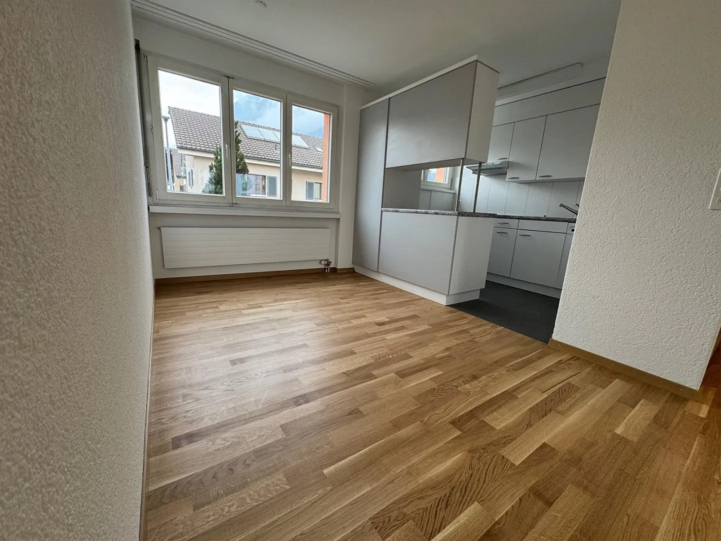 Belle appartement rénové de 4,5 pièces dans un emplacement ensoleillé - Photo 4 sur 12