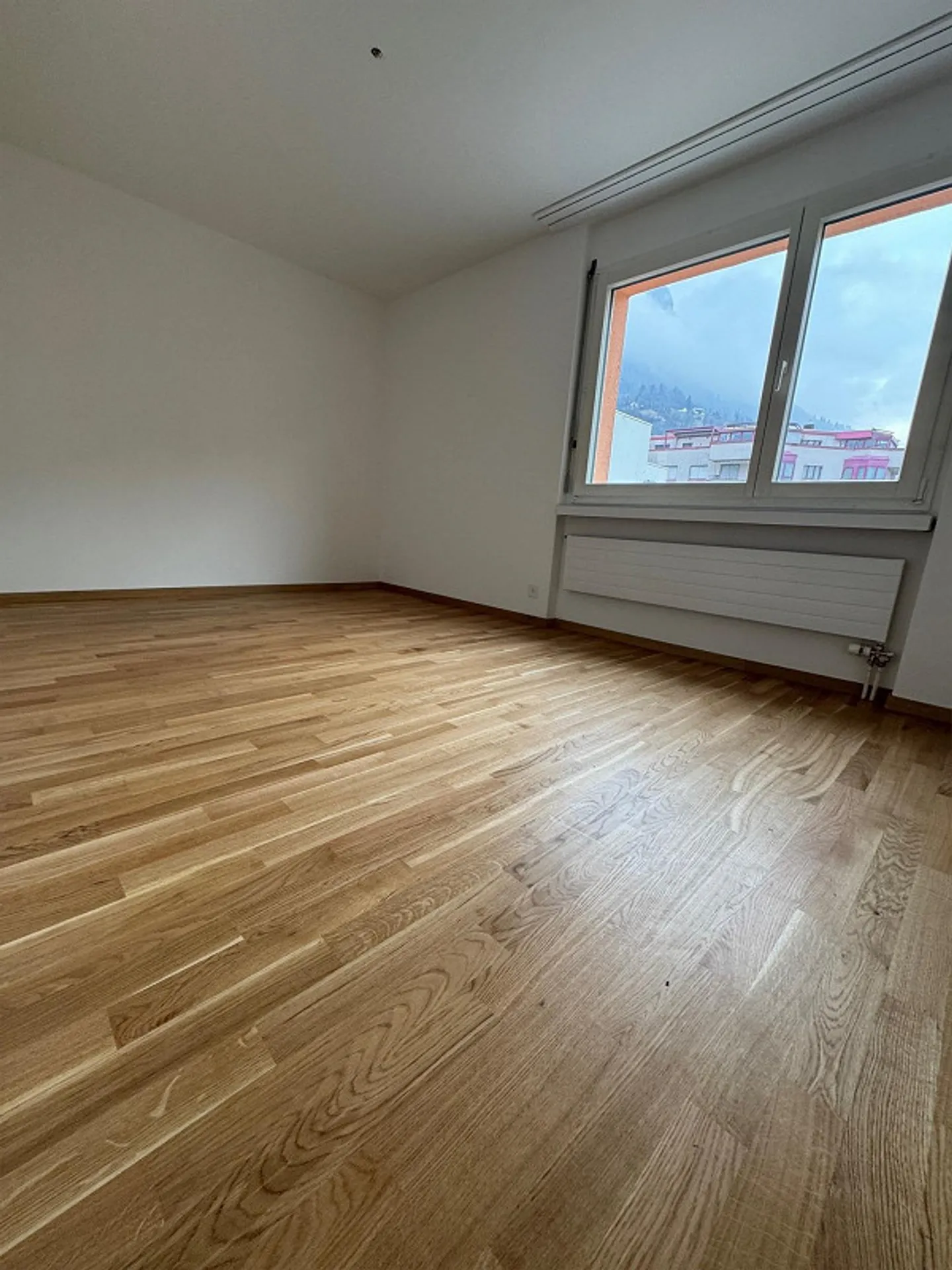 Belle appartement rénové de 4,5 pièces dans un emplacement ensoleillé - Photo 8 sur 12