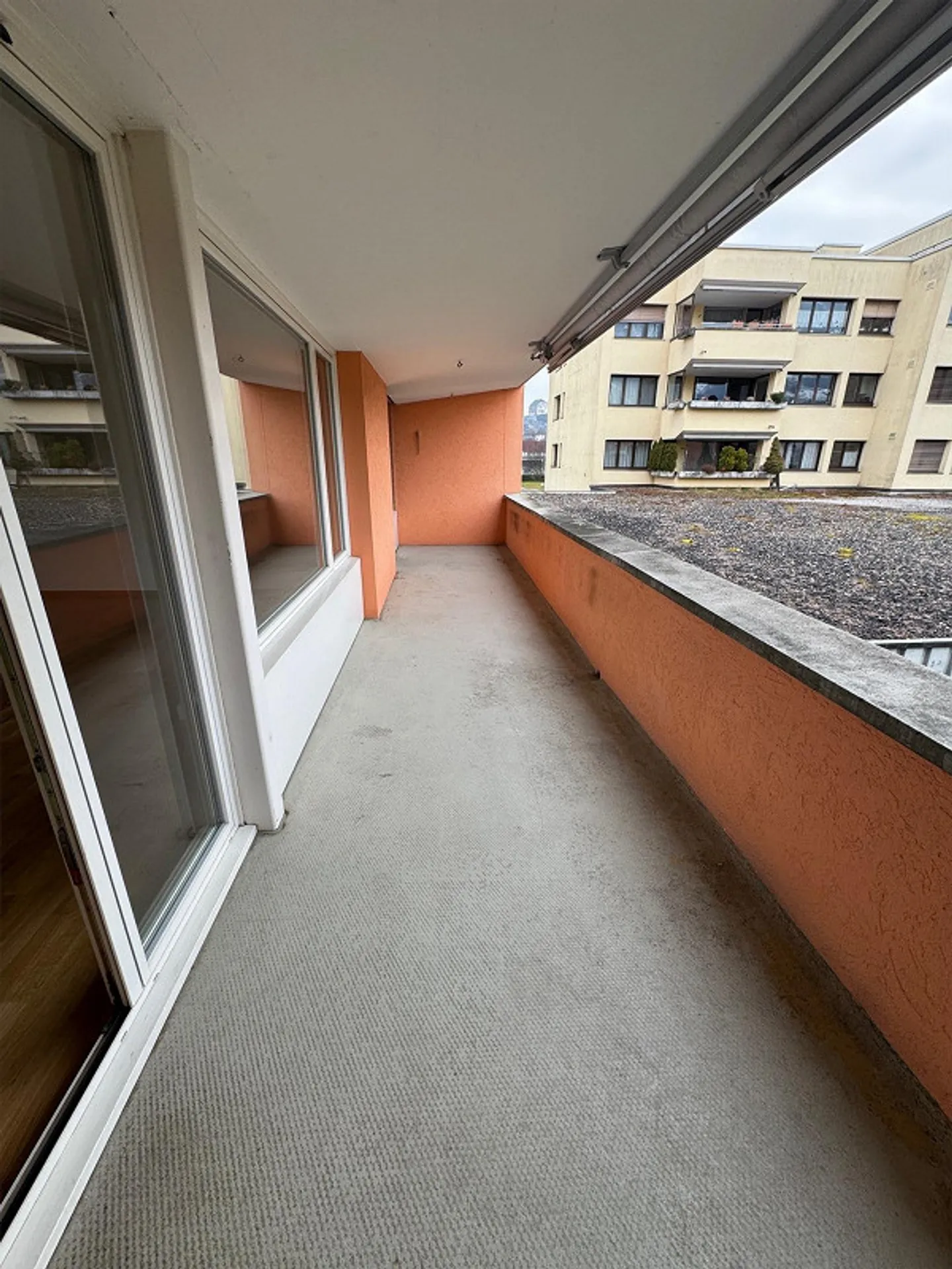 Belle appartement rénové de 4,5 pièces dans un emplacement ensoleillé - Photo 6 sur 12