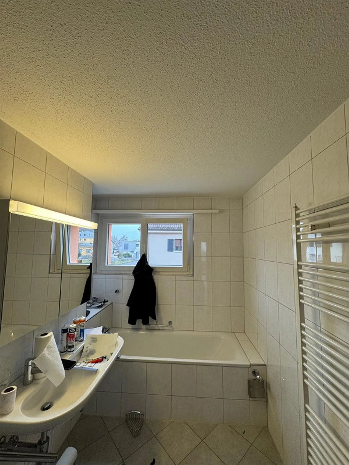 Belle appartement rénové de 4,5 pièces dans un emplacement ensoleillé - Photo 11 sur 12