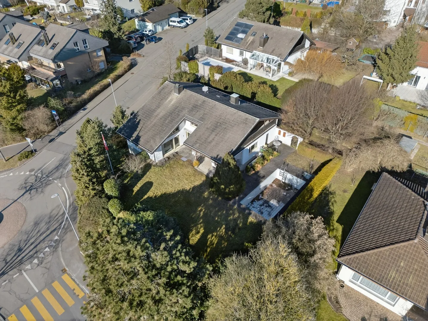 Spaziosa felicità con piscina e grande potenziale a Opfikon - Foto 2 di 10