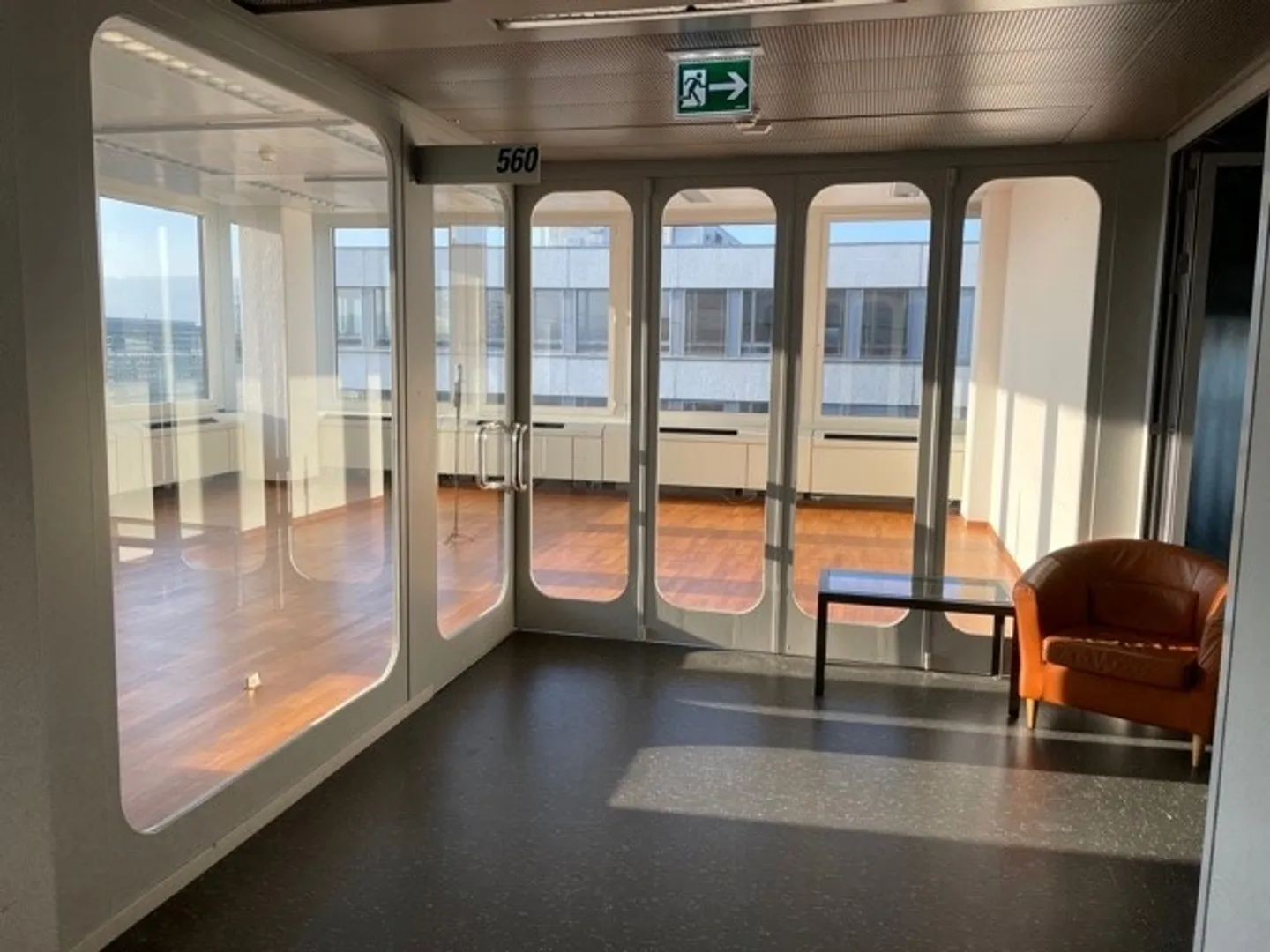 Showroom mit schöner Aussicht - Foto 8 von 9