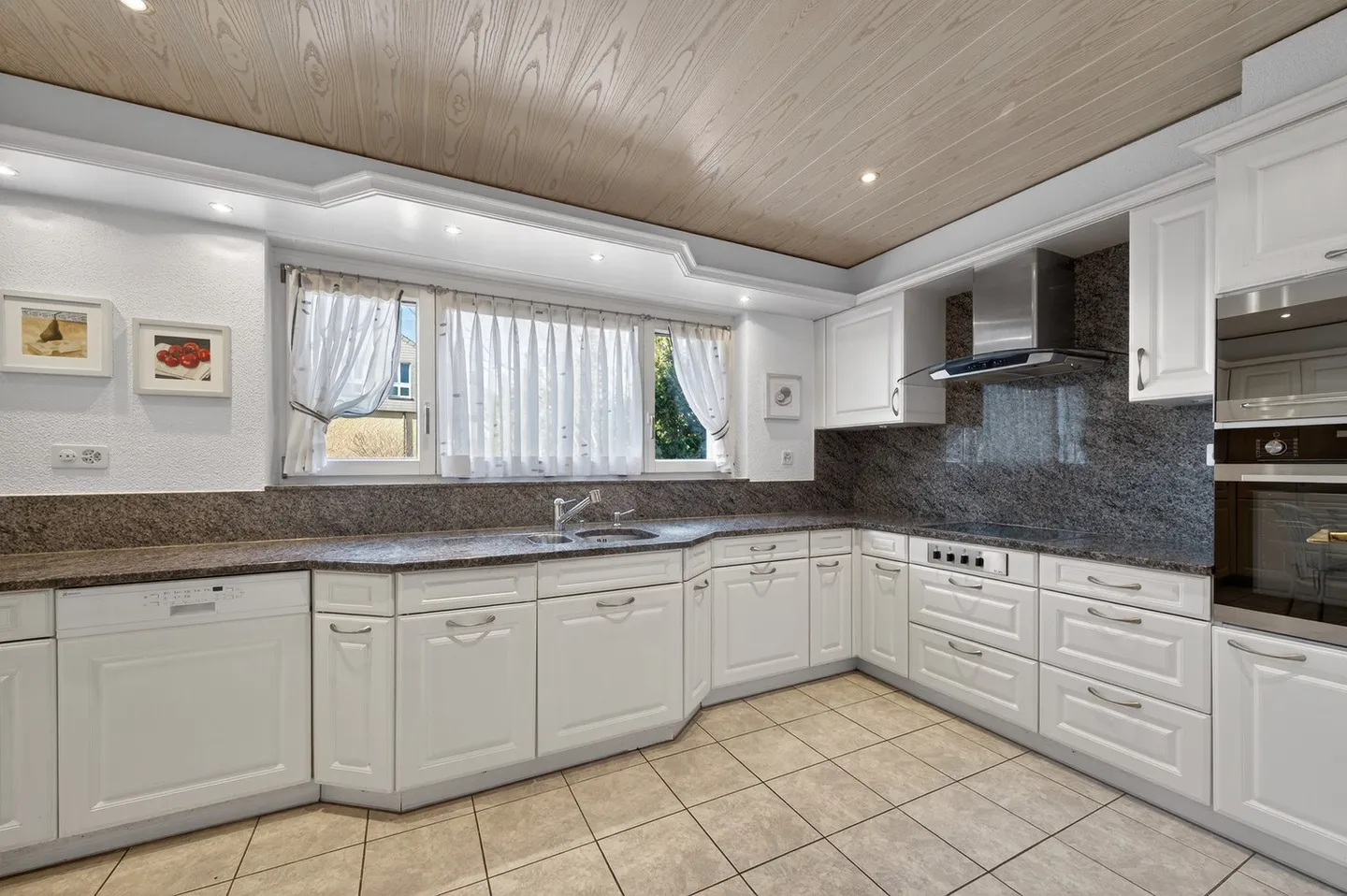 Spaziosa felicità con piscina e grande potenziale a Opfikon - Foto 5 di 10