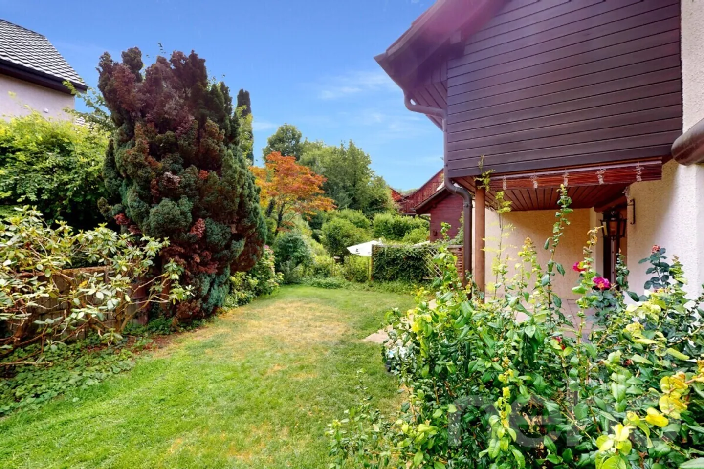 Affascinante casa a schiera con grande potenziale a Dielsdorf - Foto 3 di 12