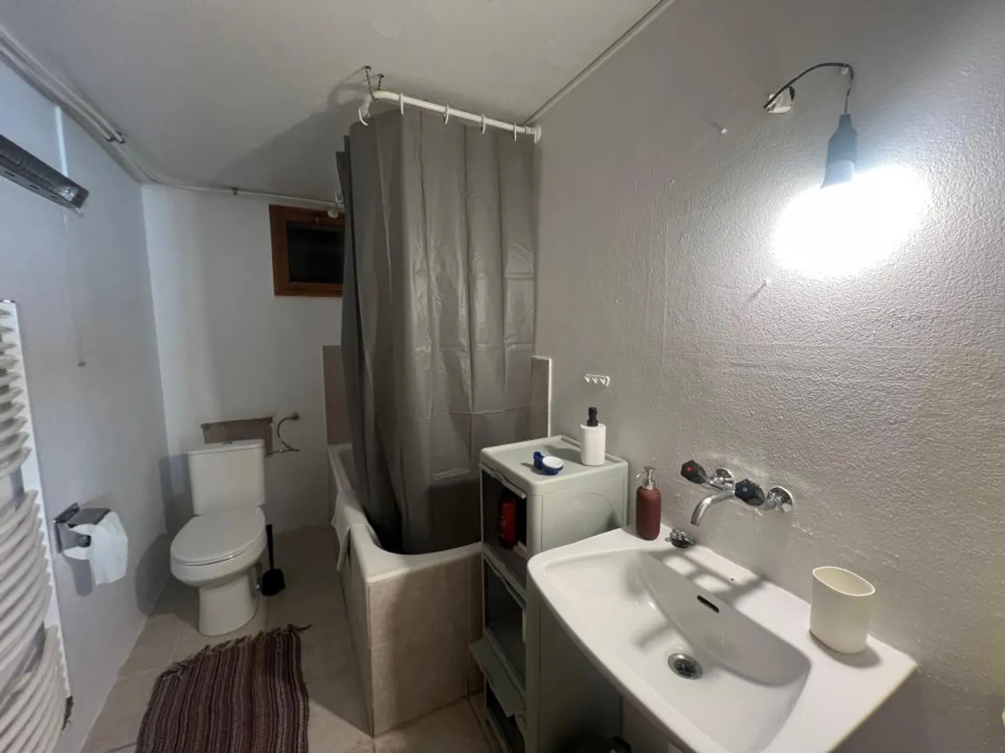 «Möbliert, mit privatem Garten in einem kleinen Gebäude, schöne grüne Umgebung» - Foto 8 von 9