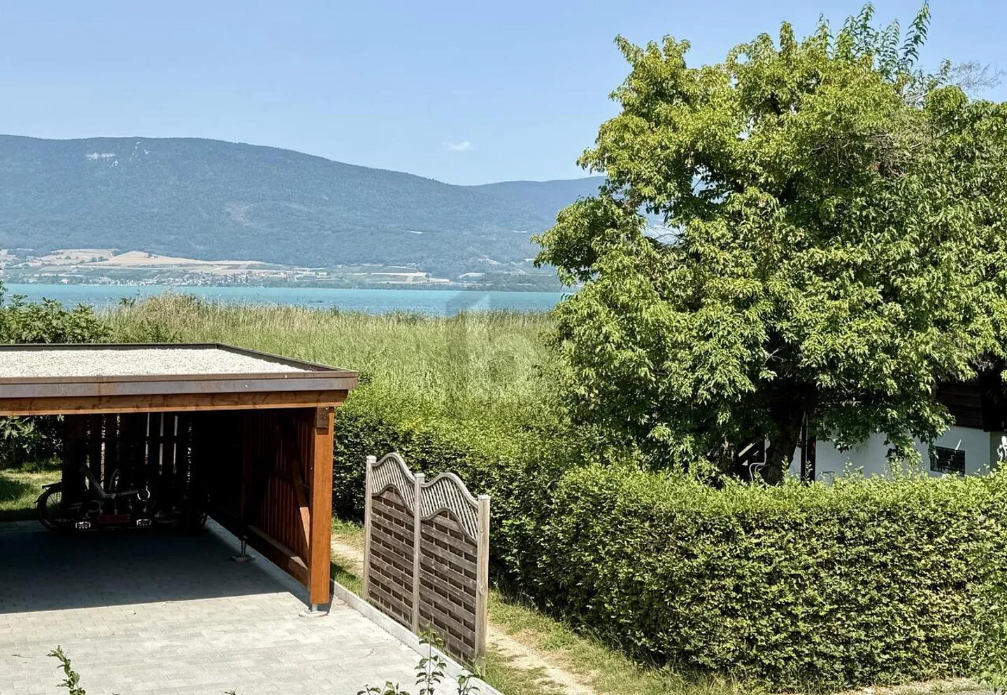 OPPORTUNITÉ RARE AVEC VUE SUR LE LAC - 80 M JUSQU'À L'EAU - Photo 2 sur 6