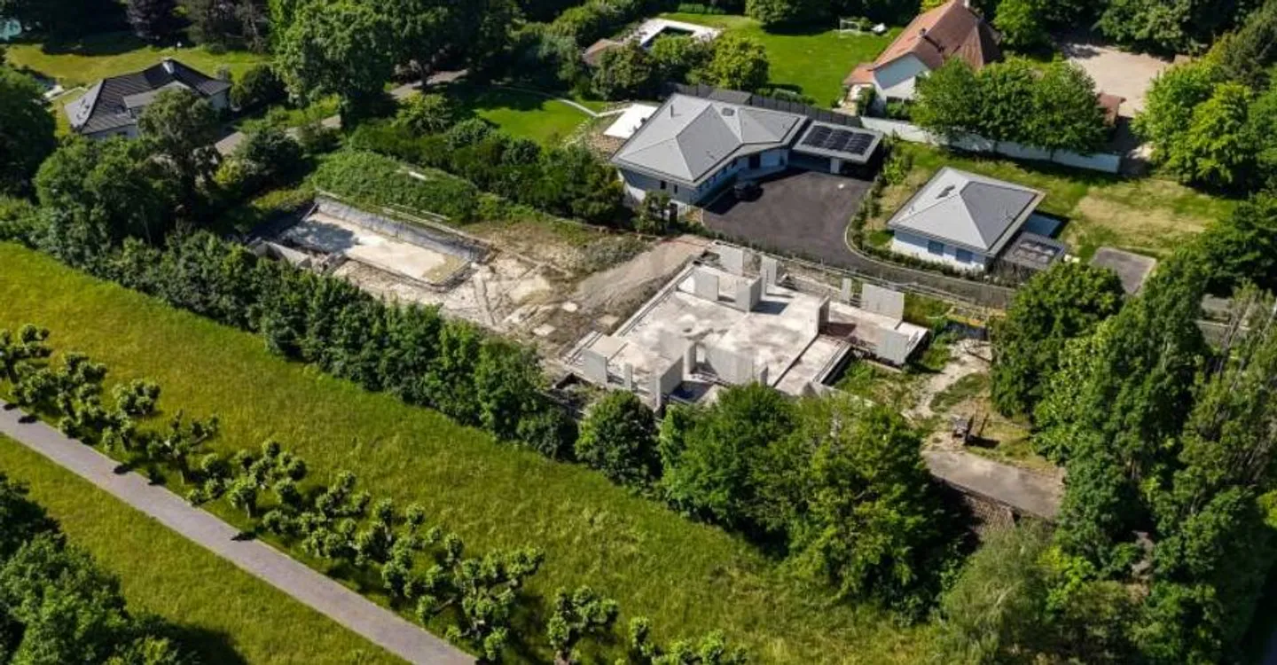 A unique plot for a signature residence - Photo 2 of 3