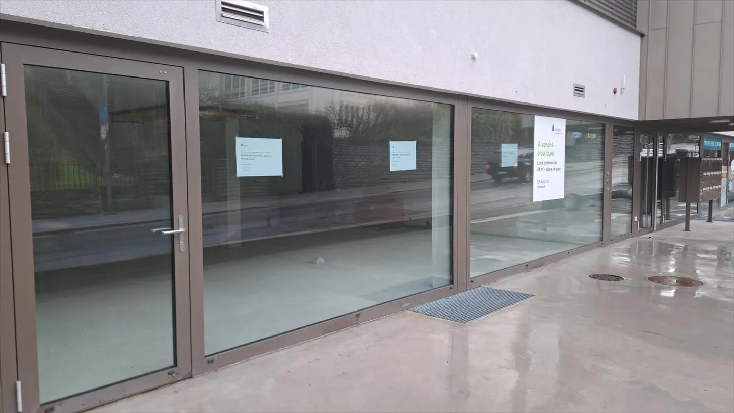 Spazio commerciale situato nel centro città - Foto 3 di 7