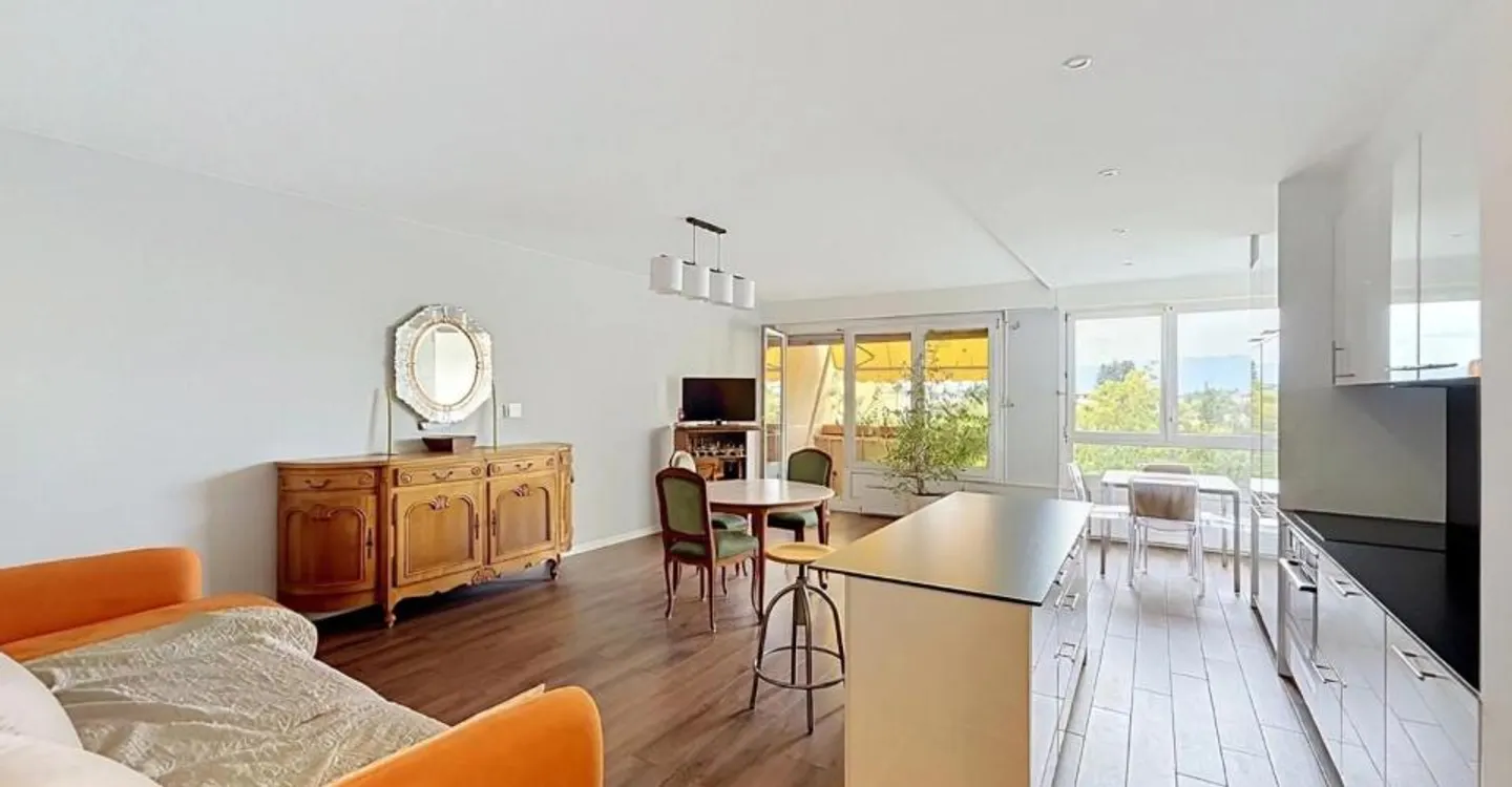 Spacious and bright apartment with 2 balconies - Photo 2 of 9