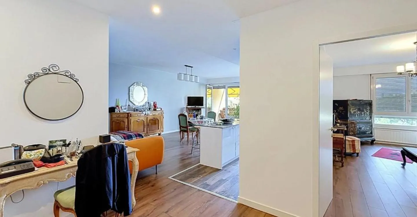 Spacious and bright apartment with 2 balconies - Photo 3 of 9
