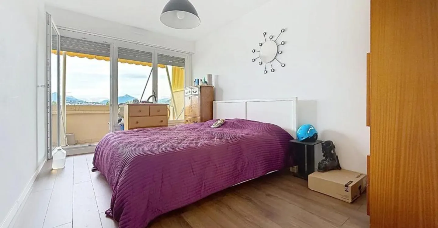 Spacious and bright apartment with 2 balconies - Photo 8 of 9