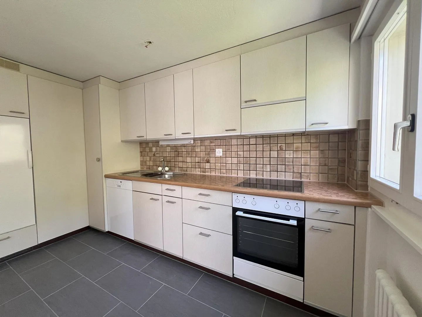 Appartement 5.5 pièces partiellement rénové à Ennetbürgen - Photo 2 sur 9