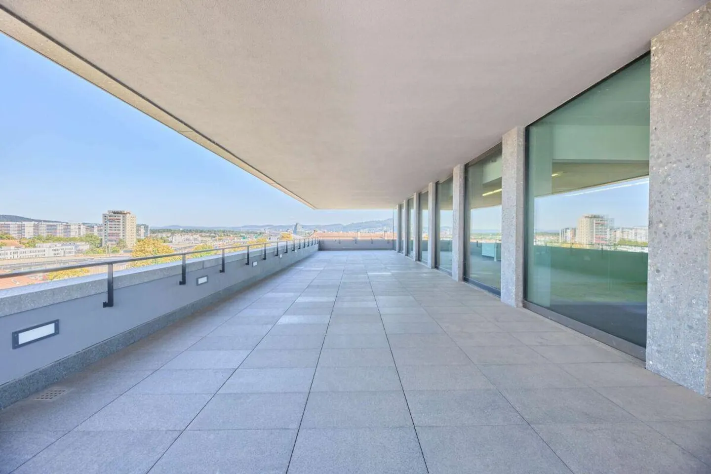 Espace de travail de première classe de 604 m² avec vue et balcon - Photo 2 sur 12