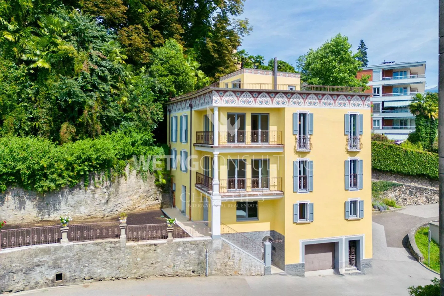 Elegante villa completamente ristrutturata a Lugano con idromassaggio su... - Foto 1 di 10