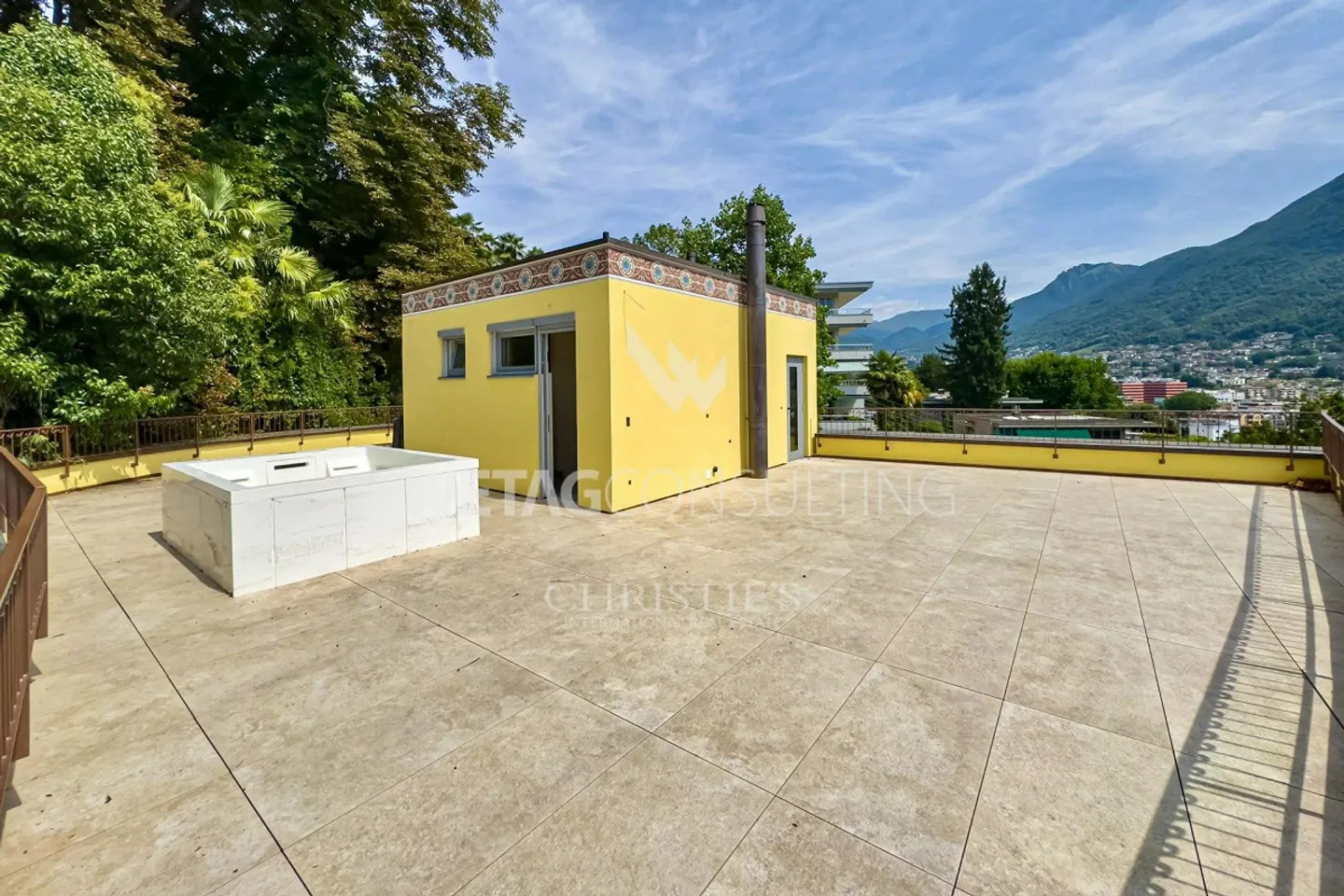 Elegante villa completamente ristrutturata a Lugano con idromassaggio su... - Foto 2 di 10