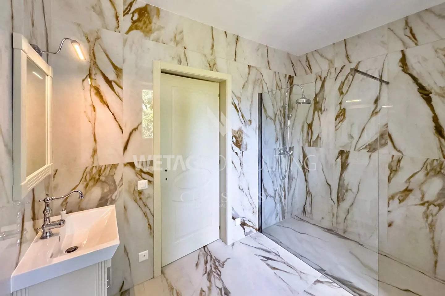Elegante villa completamente ristrutturata a Lugano con idromassaggio su... - Foto 9 di 10