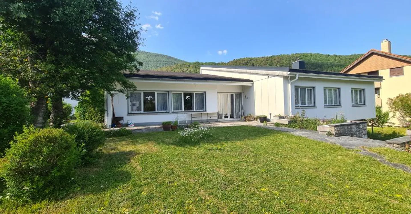 Very spacious and charming villa ideally located on a large plot - Photo 1 of 1