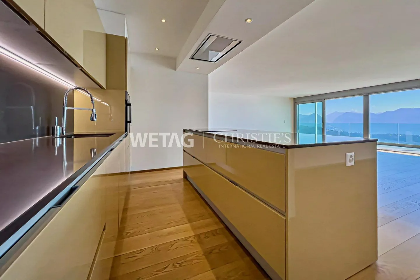 Prestigious apartment with spectacular views of Lake Lugano... - Photo 4 of 12