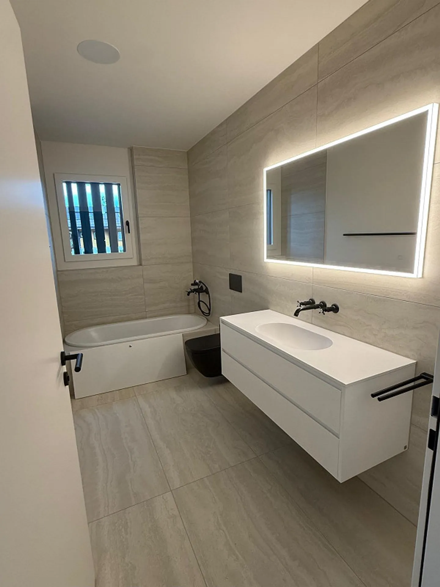 Exclusive 5.5-room new apartment with unobstructed lake view - Photo 3 of 10