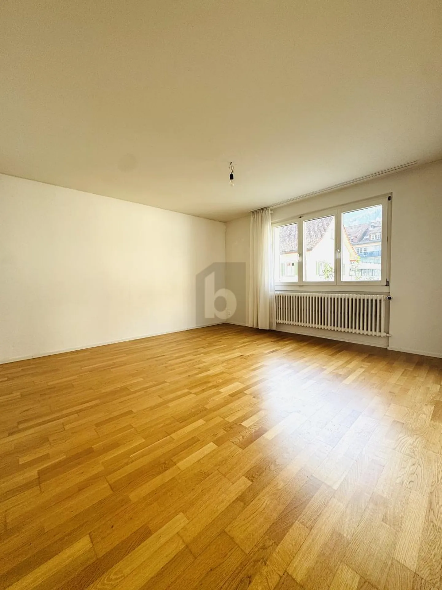 Charming, Bright and Centrally Located - Photo 5 of 6