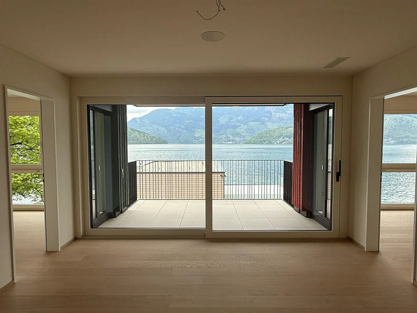 Exclusive 5.5-room new apartment with unobstructed lake view - Photo 7 of 10