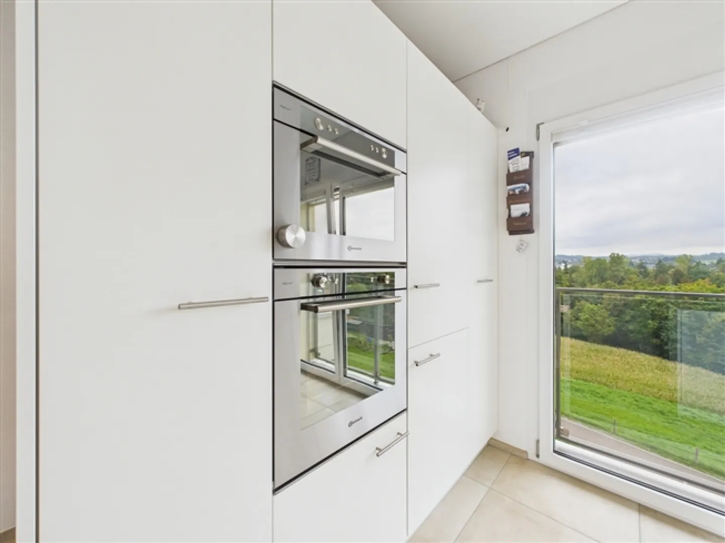 Luminoso appartamento attico di 3,5 locali con terrazza solare di 43 m² - Foto 4 di 13