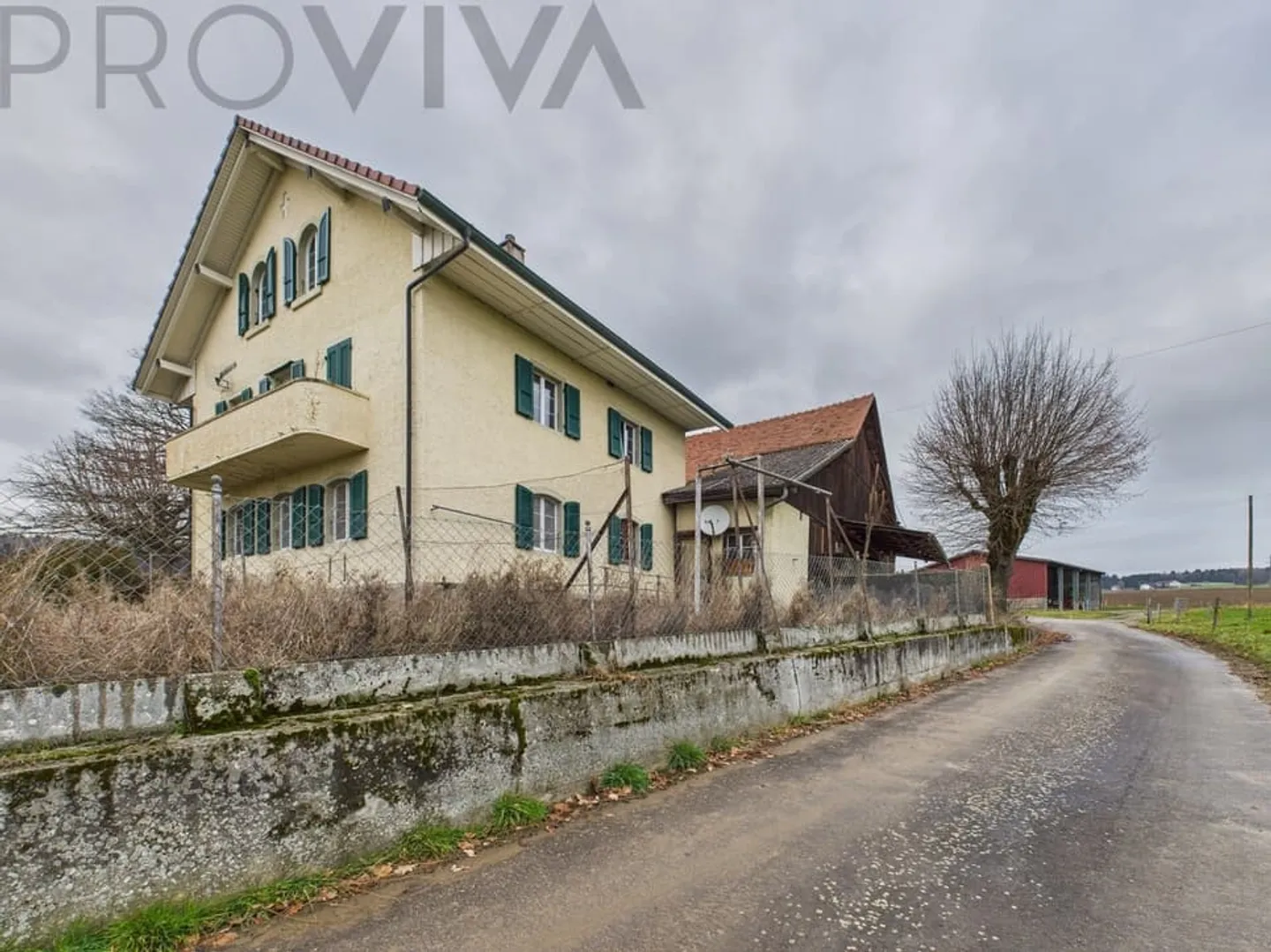 Manor house with barn and large land - Photo 4 of 6