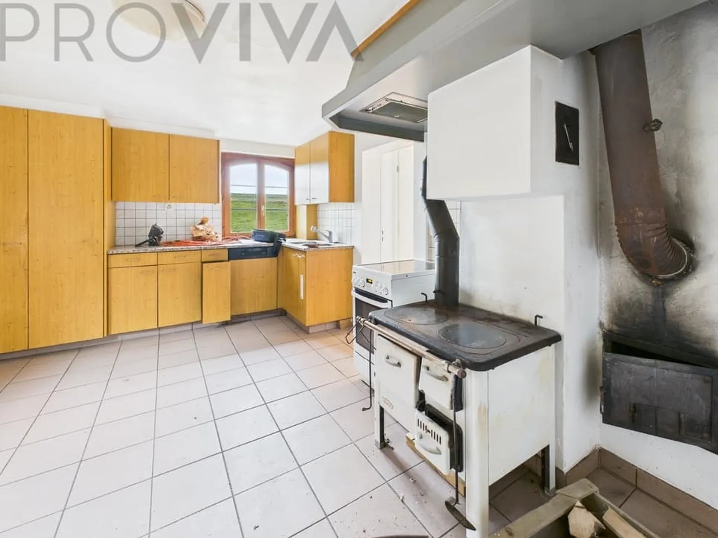 Manor house with barn and large land - Photo 2 of 6